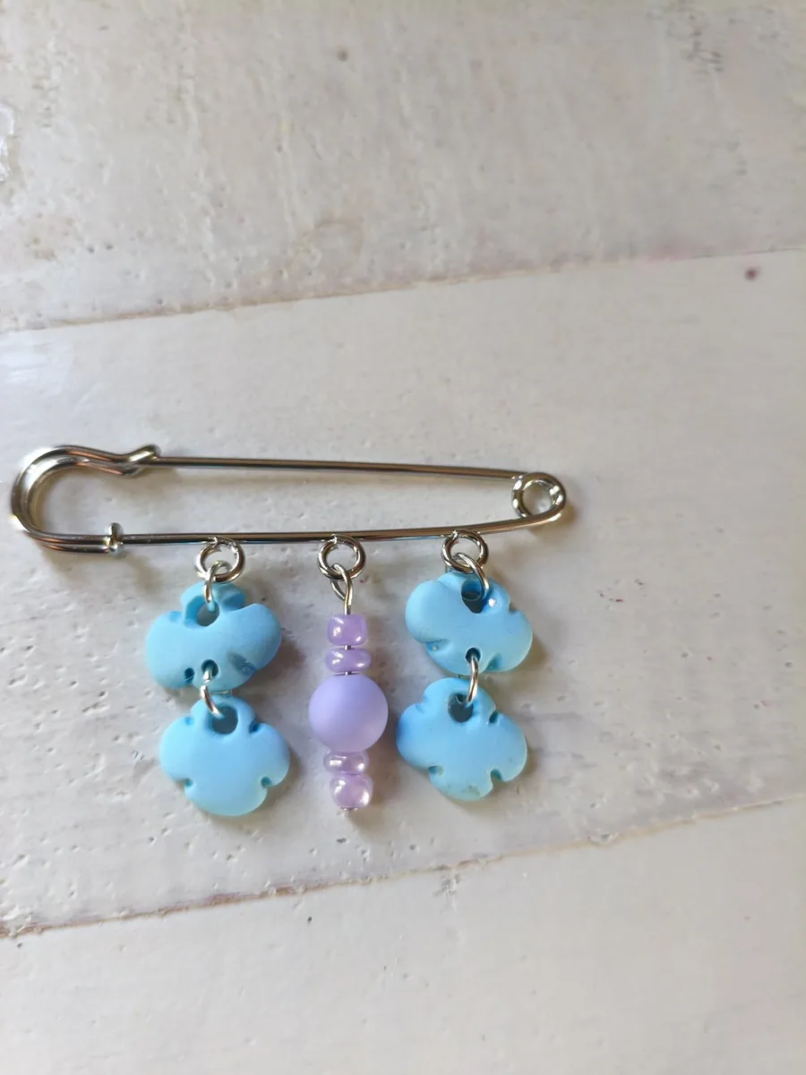 Broche double nuage – vue 2 – Turquoise,violet – Pâte polymère ,acier inoxydable