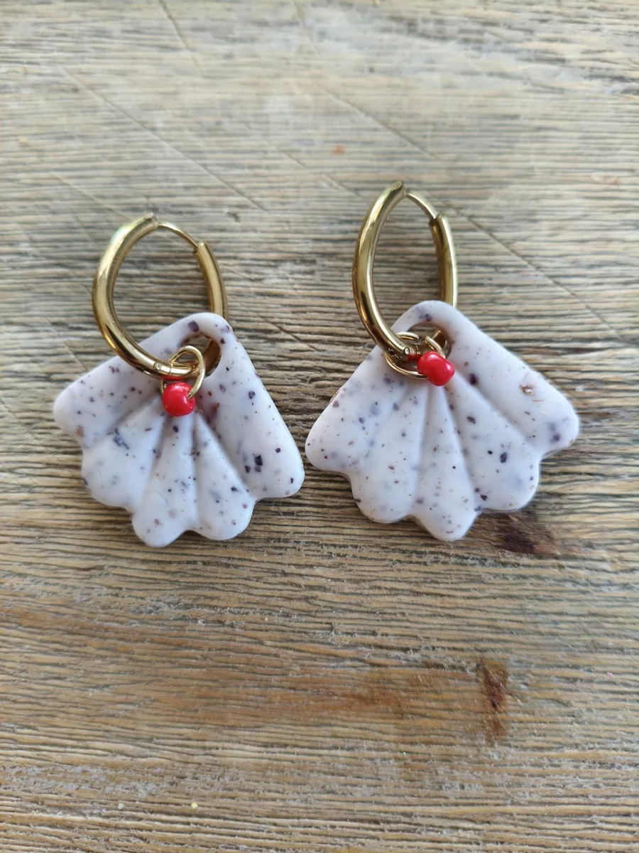 Boucle d'oreille perle de la mer – vue 2 – Sable, corail et doré – Pâte polymère, acier inoxydable