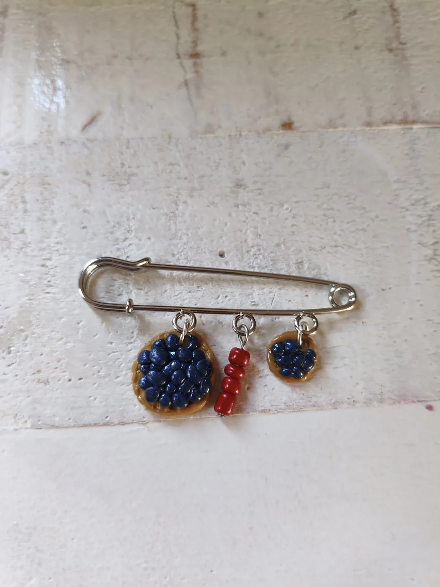 Broche tarte – vue 2 – Marron ,rouge, violet – Pâte polymère ,acier inoxydable