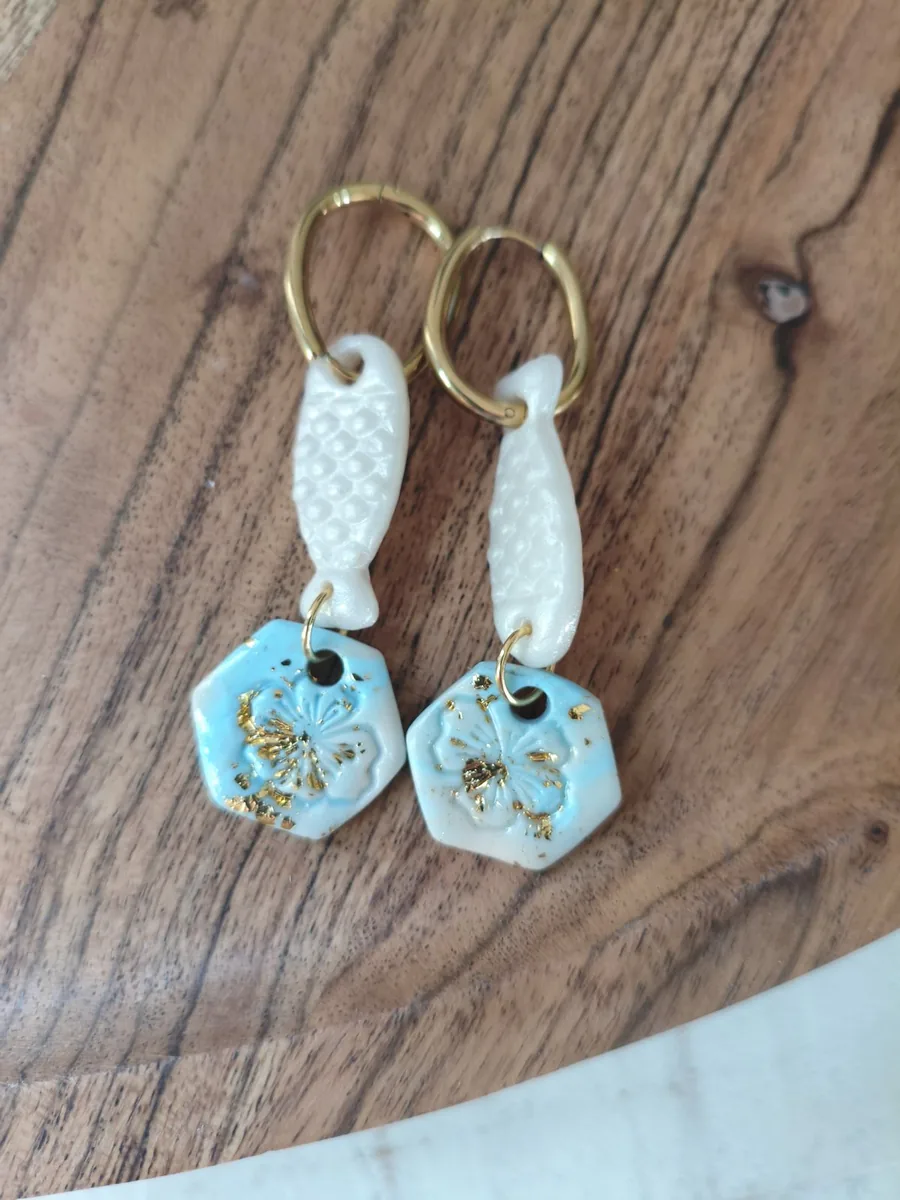 Boucle poisson nacré et son médaillon ibiscus – vue 3 – Blanc nacré bleu turquoise et doré – Pâte polymère ,acier inoxydable