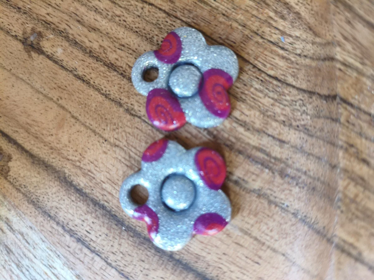 Marguerite métallisée – vue 3 – Métallisée avec spirale fushia et violet – Pâte polymère