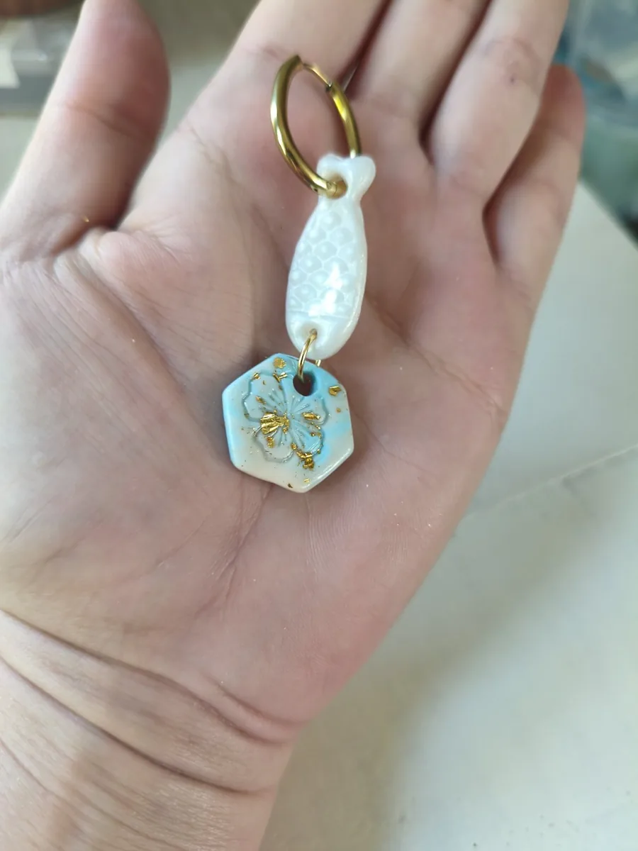 Boucle poisson nacré et son médaillon ibiscus – vue 4 – Blanc nacré bleu turquoise et doré – Pâte polymère ,acier inoxydable