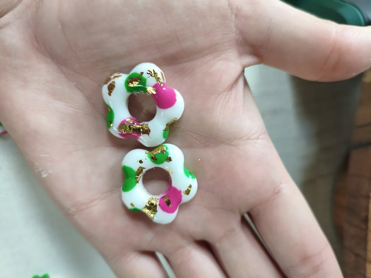 Mathilde Martinique – vue 3 – Blanc vert doré fushia – Pâte polymère