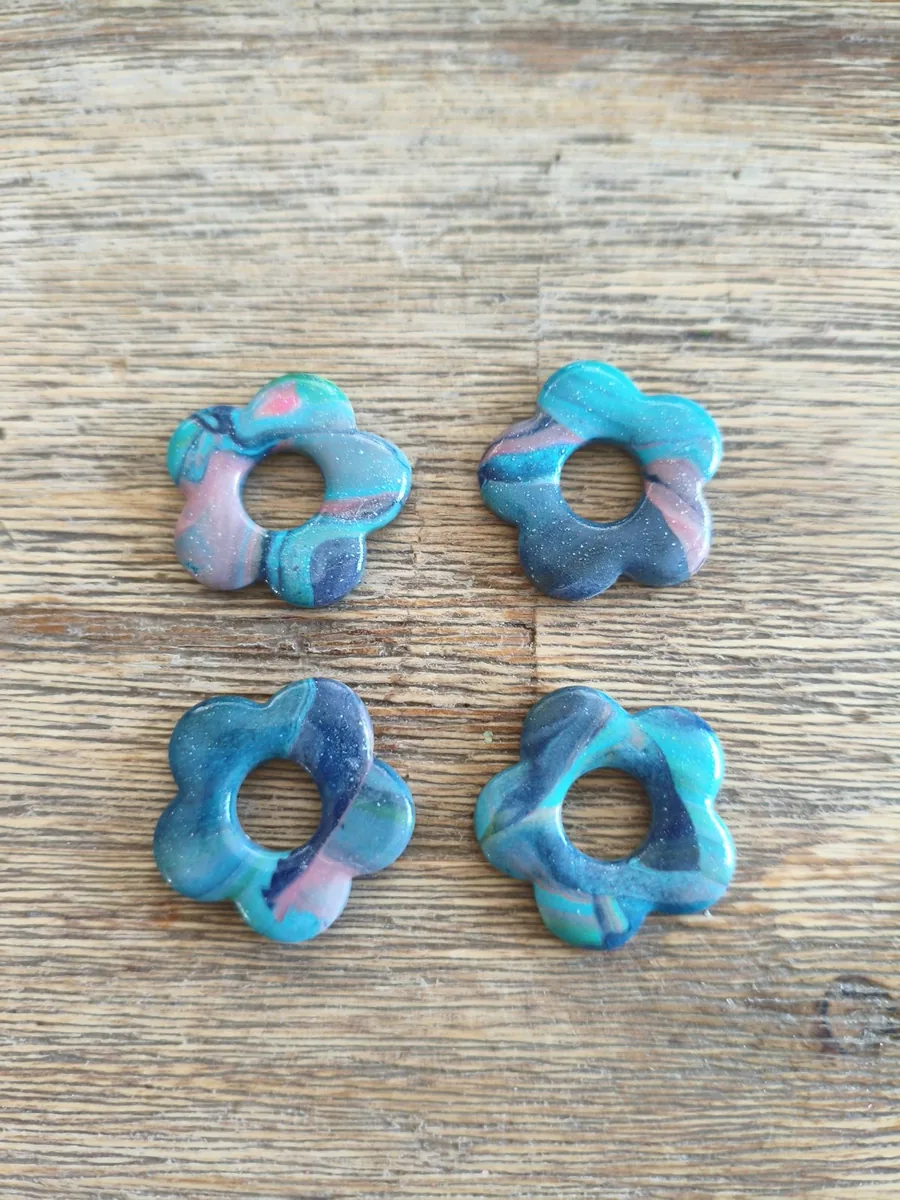 Mathilde bleu – vue 2 – Bleu rose vert paillettes – Pâte polymère