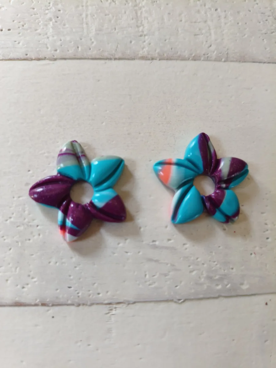 fleur étoilée – vue 3 – Turquoise,rose, violet, doré – Pâte polymère