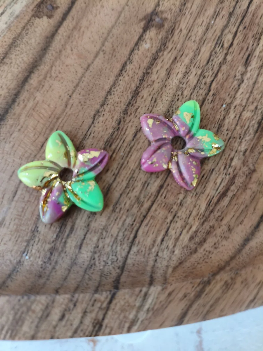 Fleur étoilée Guadeloupe – vue 2 – Rose jaune vert et feuilles d or – Pâte polymère