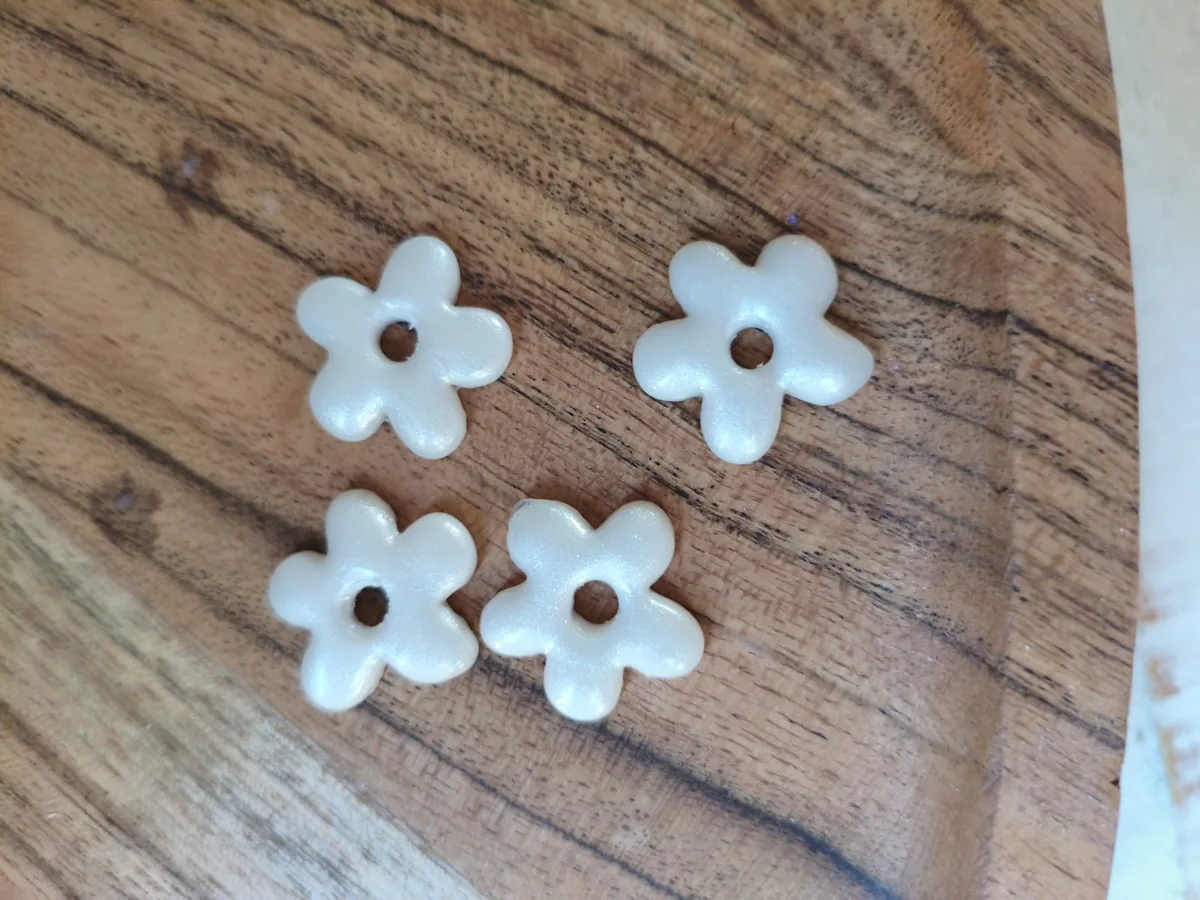Eleanore nacrée – vue 3 – Blanc nacré – Pâte polymère