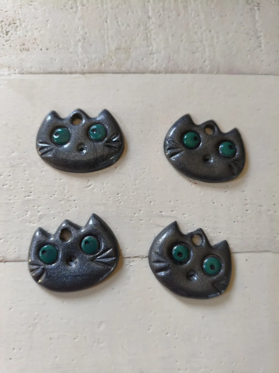 Chat distrait – vue 2 – Gris foncé ,vert – Pâte polymère