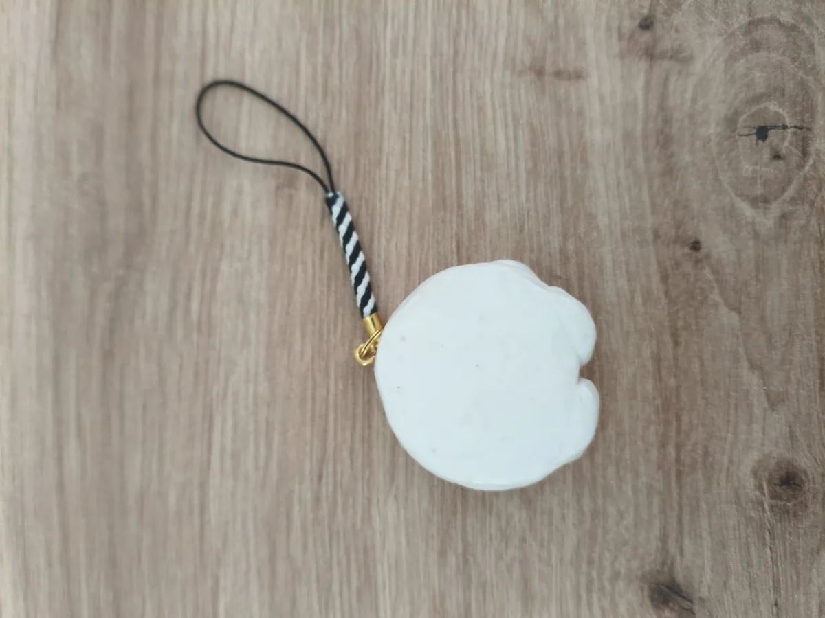 Worry stone, Dwight Egg – vue 3 – Jaune, blanc – Pâte polymère, acier inoxydable ,paracorde