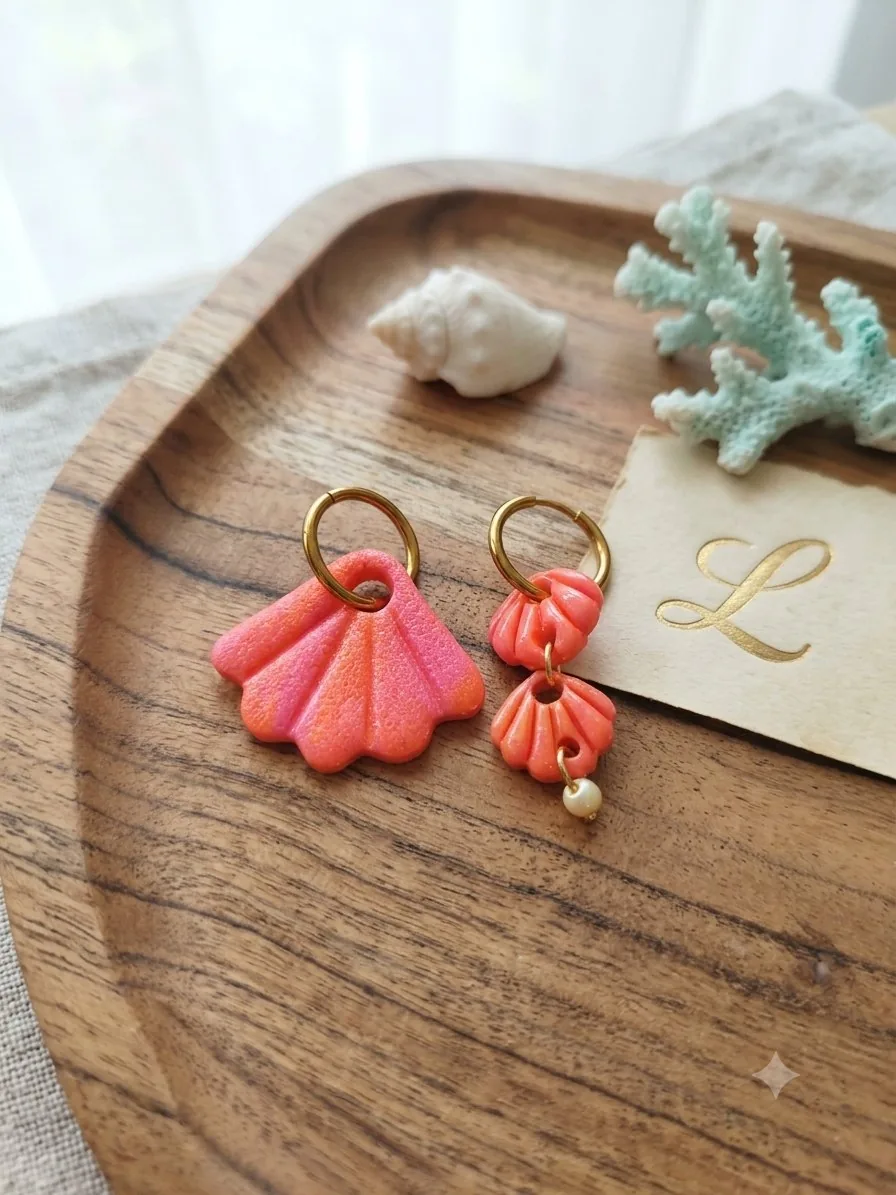 Boucle triade de coquillage – vue 2 – Rose fluo translucide – Pâte polymère ,acier inoxydable
