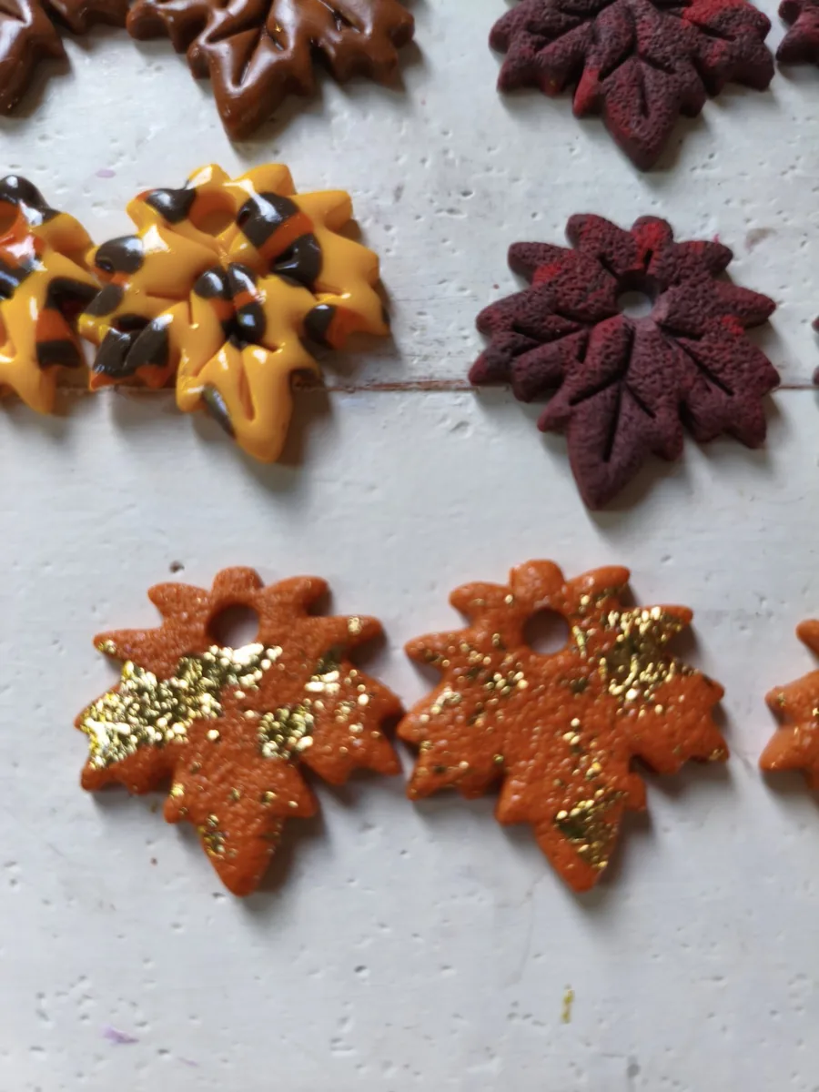 Pampilles feuilles d automne – vue 5 – Marron,jaune, orange,rouge et doré – Pâte polymère