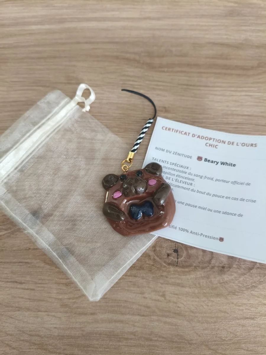Worry stone, ours – vue 2 – Marron – Pâte polymère, acier inoxydable ,paracorde
