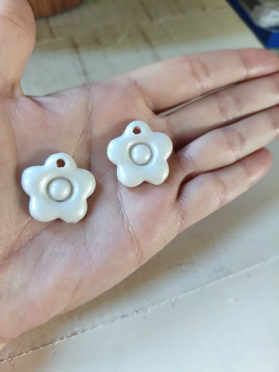 Marguerite nacrée – vue 2 – Blanc nacré – Pâte polymère