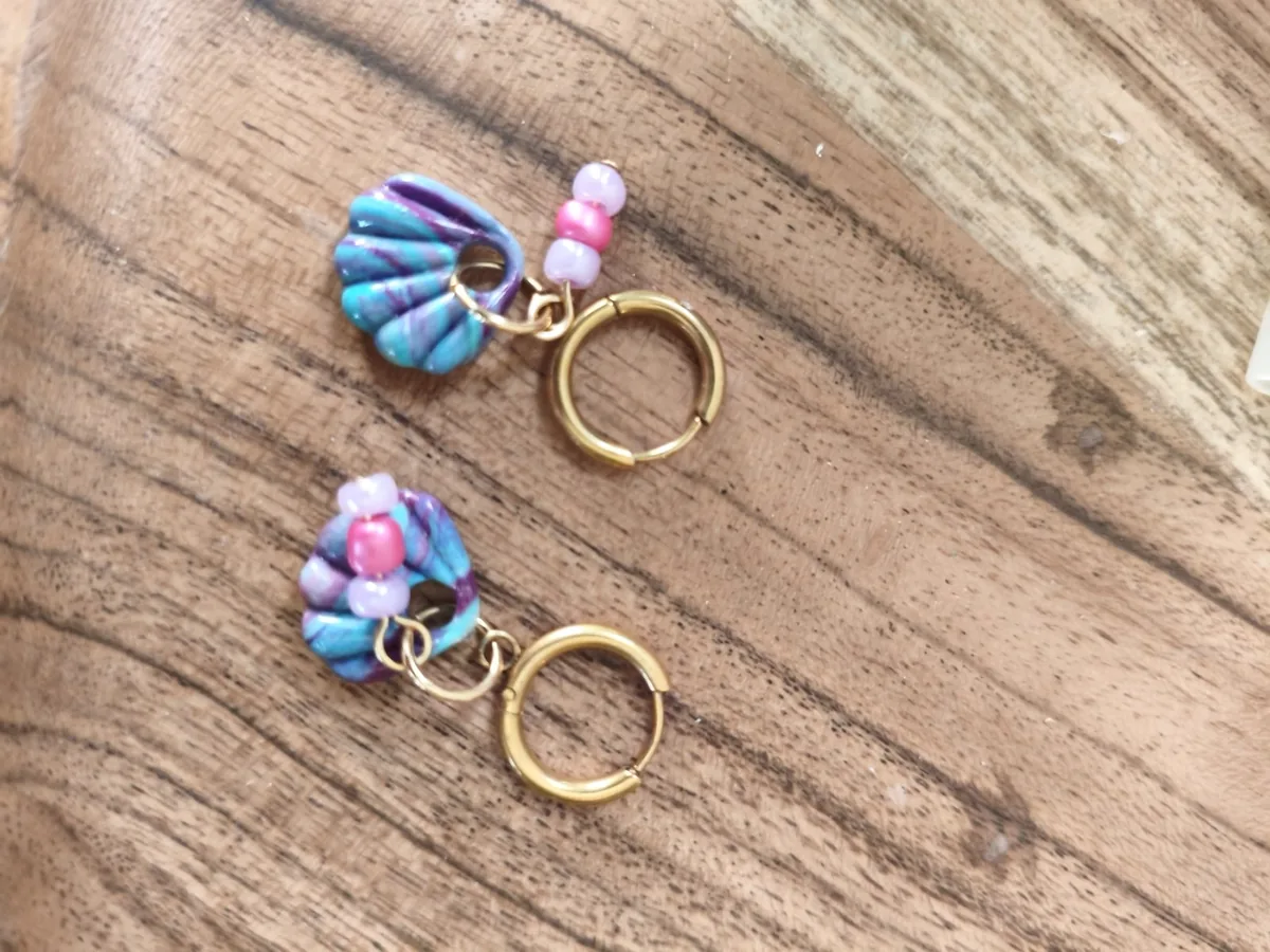 Boucle d'oreille coquillage perlé – vue 3 – Bleu,rose, violet, doré – Pâte polymère, acier inoxydable