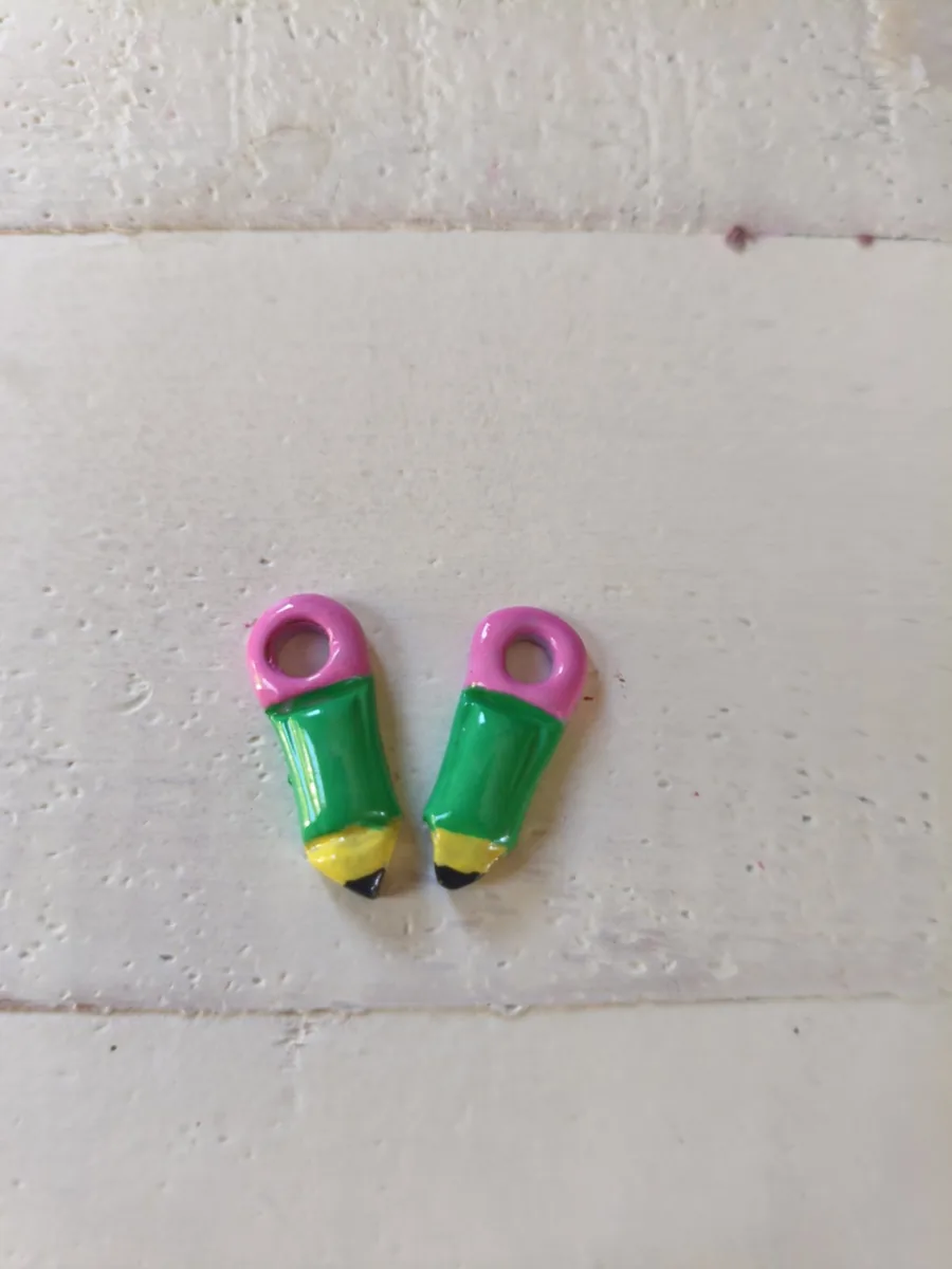 Pampilles crayon de papier – vue 3 – Rose,vert,jaune et noir – Pâte polymère