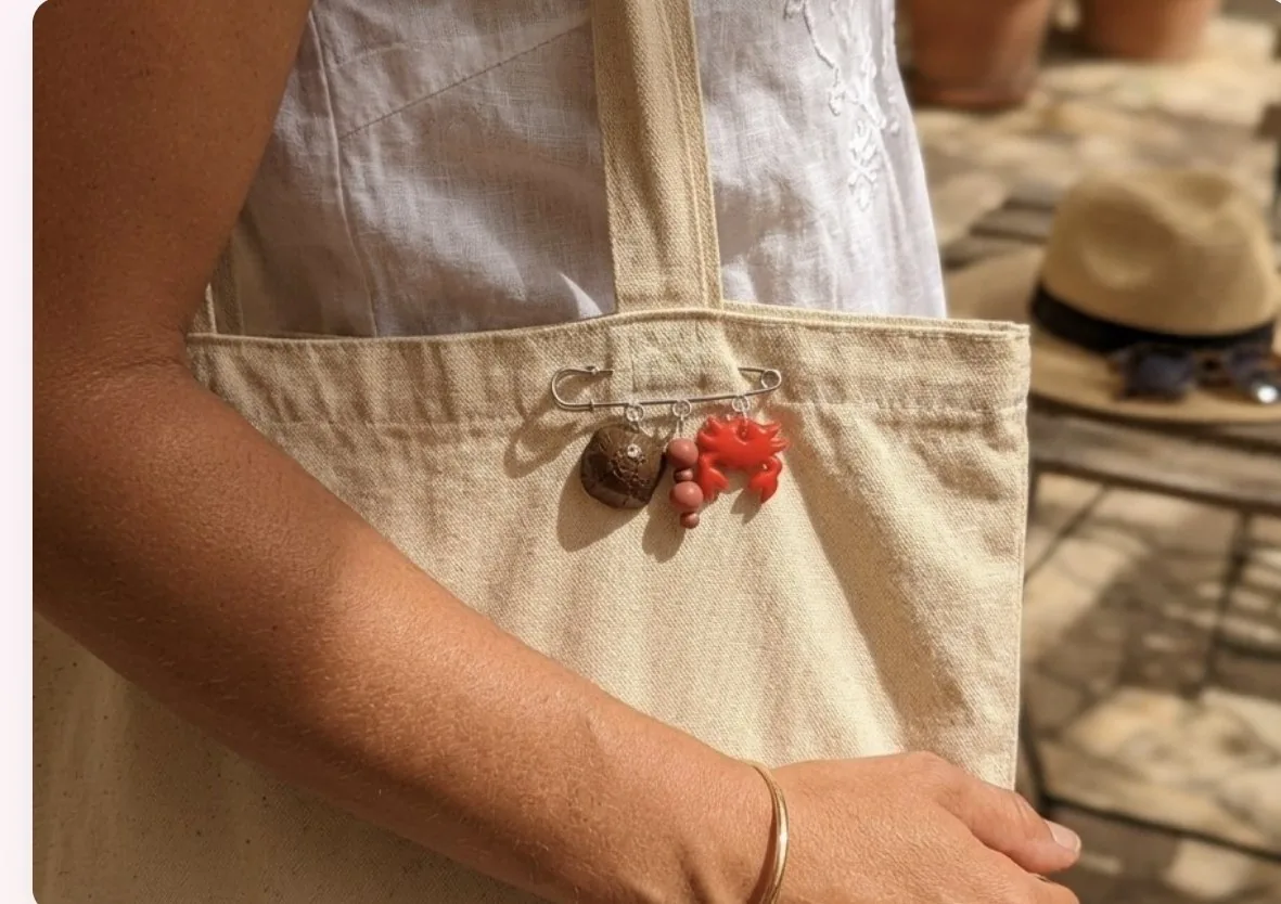 Broche noix de coco et crabe 🦀 – vue 2 – Marron ,rouge – Pâte polymère ,acier inoxydable