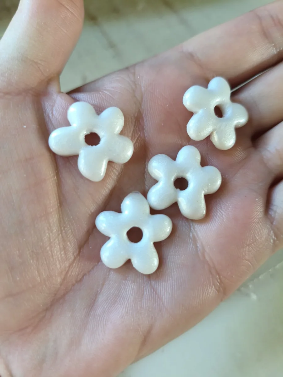Eleanore nacrée – vue 2 – Blanc nacré – Pâte polymère