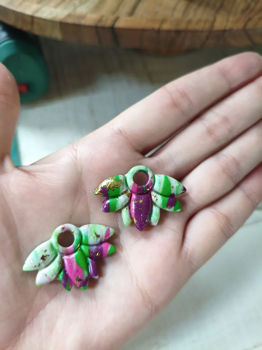 Cigale Martinique – vue 3 – Blanc vert doré fushia – Pâte polymère