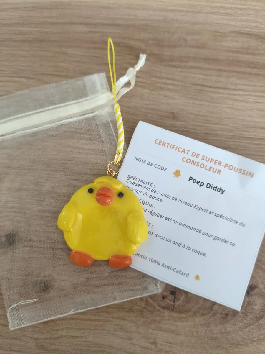 Worry stone, poussin – vue 3 – Jaune – Pâte polymère, acier inoxydable ,paracorde