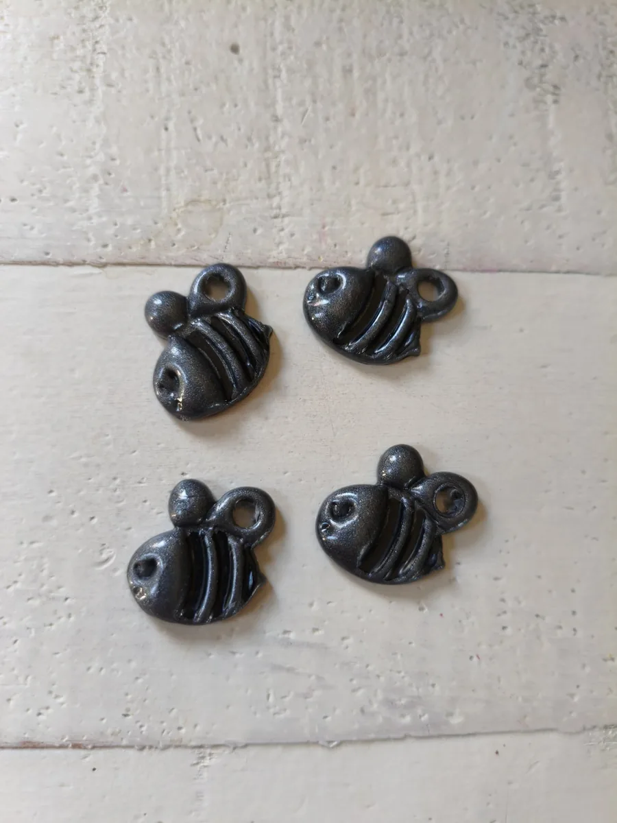 Abeilles terrifiantes – vue 2 – Gris foncé – Pâte polymère