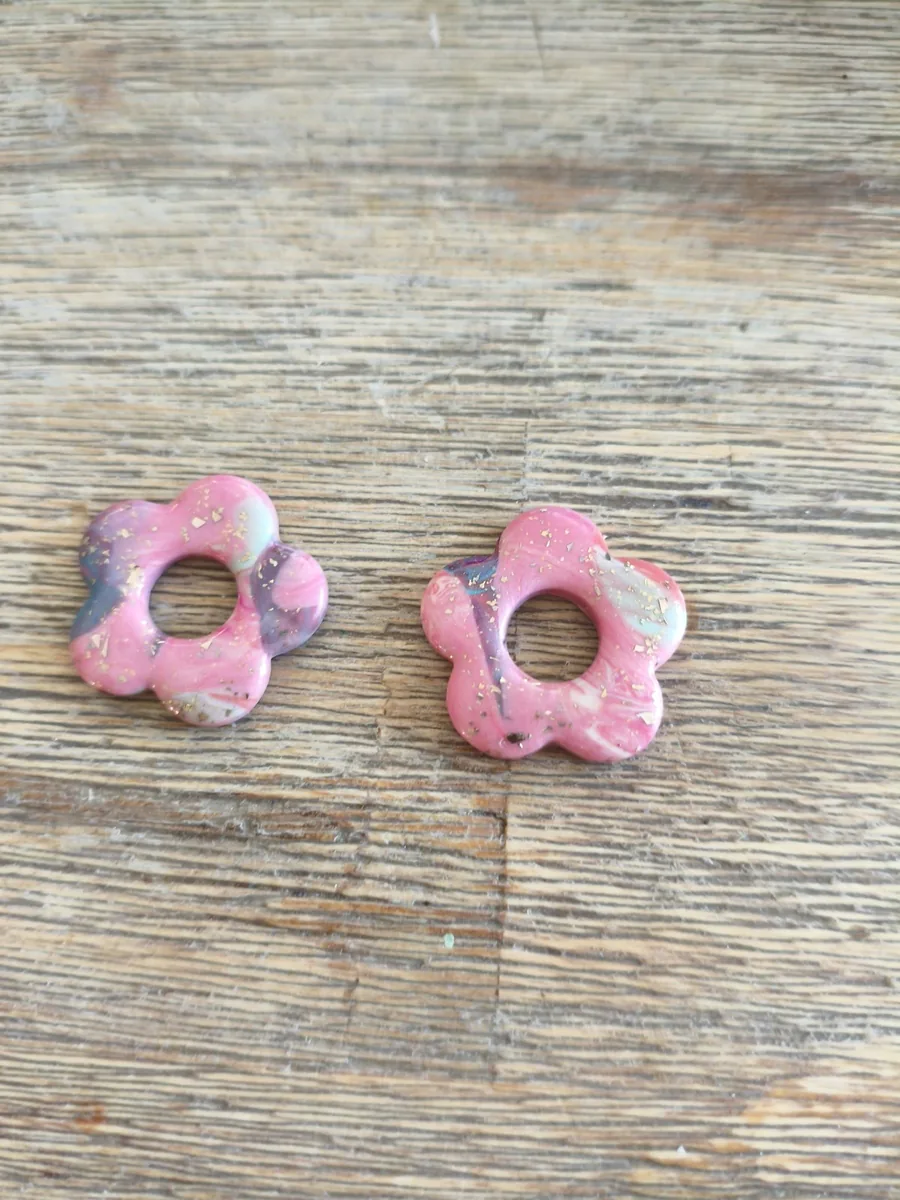 Mathilde rosée – vue 2 – vieux rose, gris ,paillettes dorées – Pâte polymère