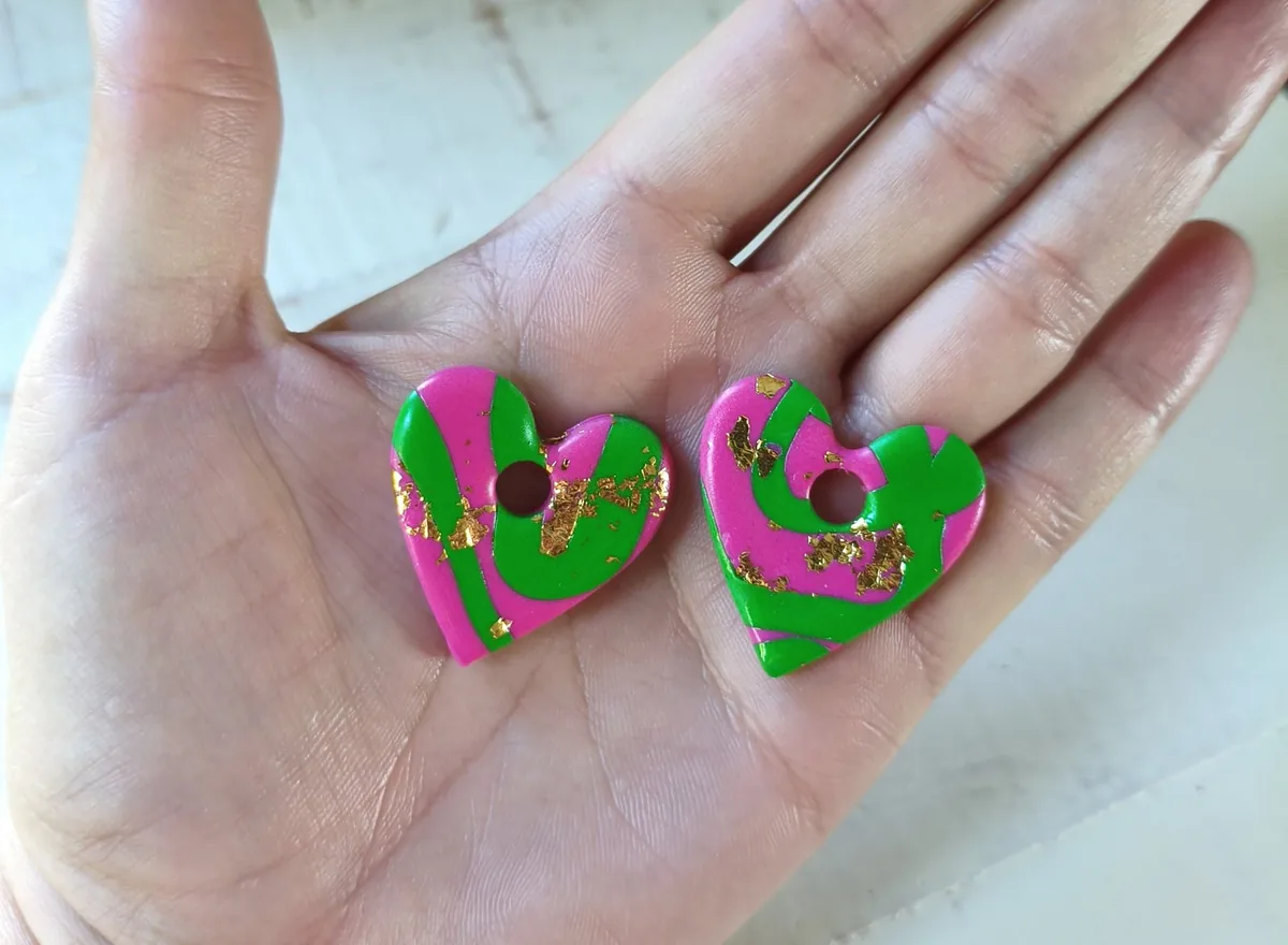 Lulu brésil – vue 2 – Fushia,vert et doré – Pâte polymère