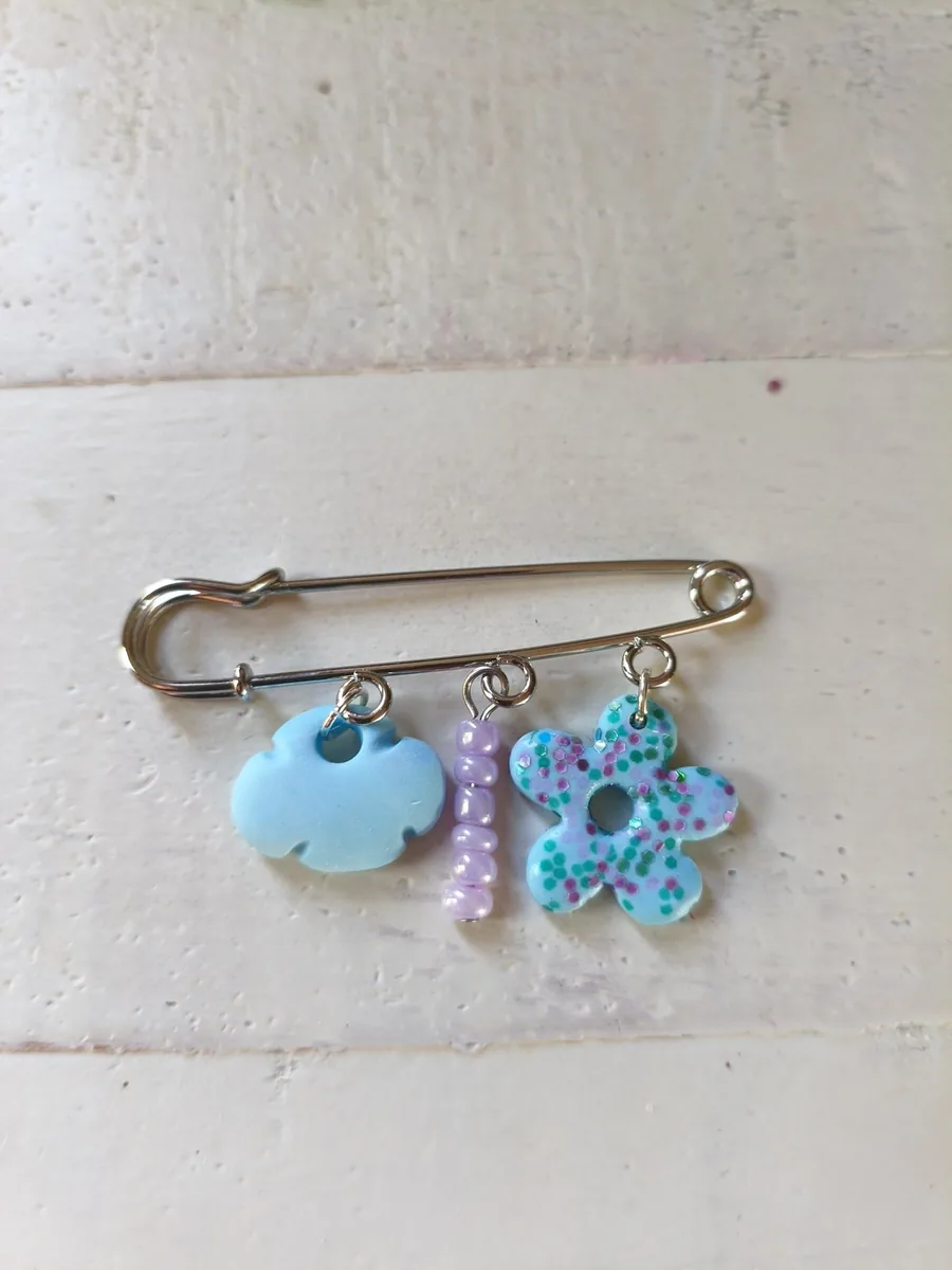 Broche nuage et fleurs – vue 2 – Turquoise,rose, violet – Pâte polymère ,acier inoxydable