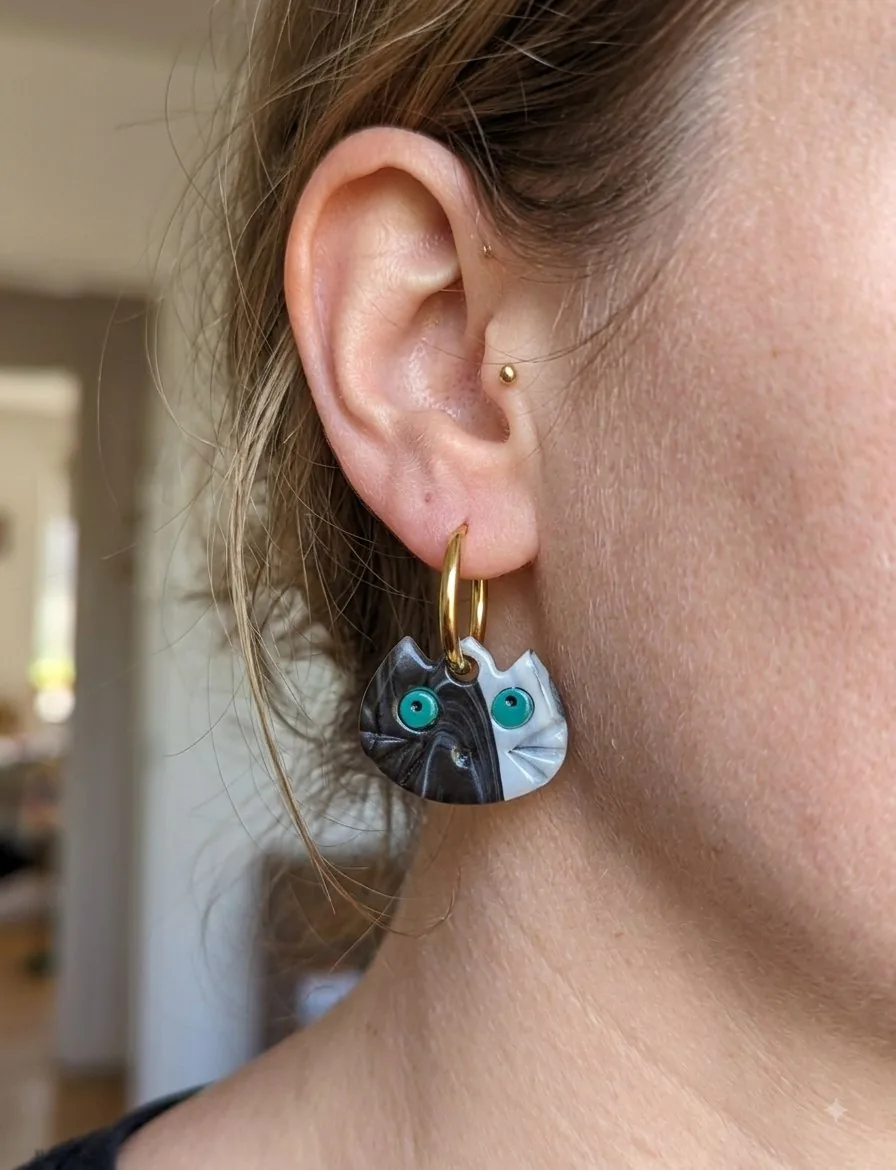 Chat distrait chamaré  – bijou artisanal kawaii