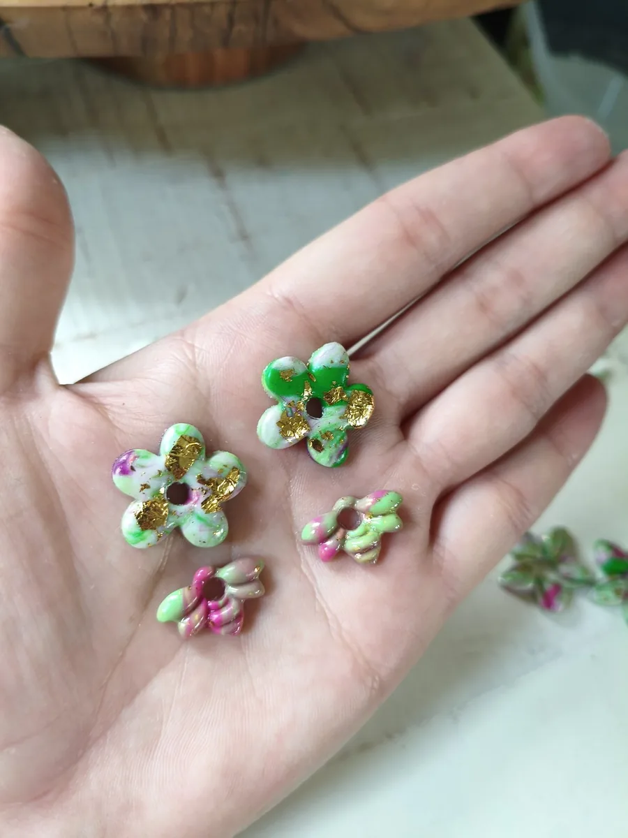 Lot eleanore avec abeilles – vue 2 – Blanc vert doré fushia – Pâte polymère