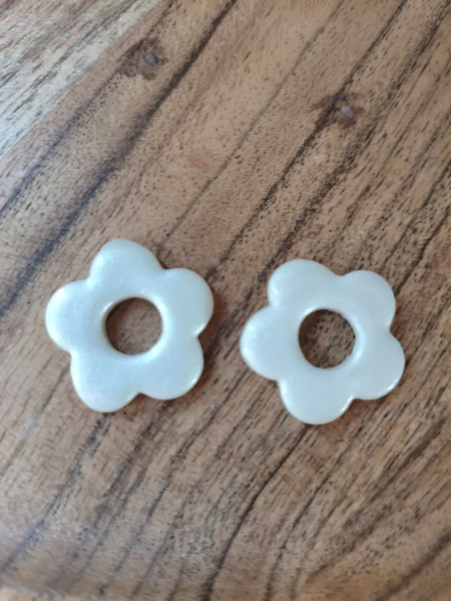 Mathilde nacrée – vue 3 – Blanc nacré – Pâte polymère