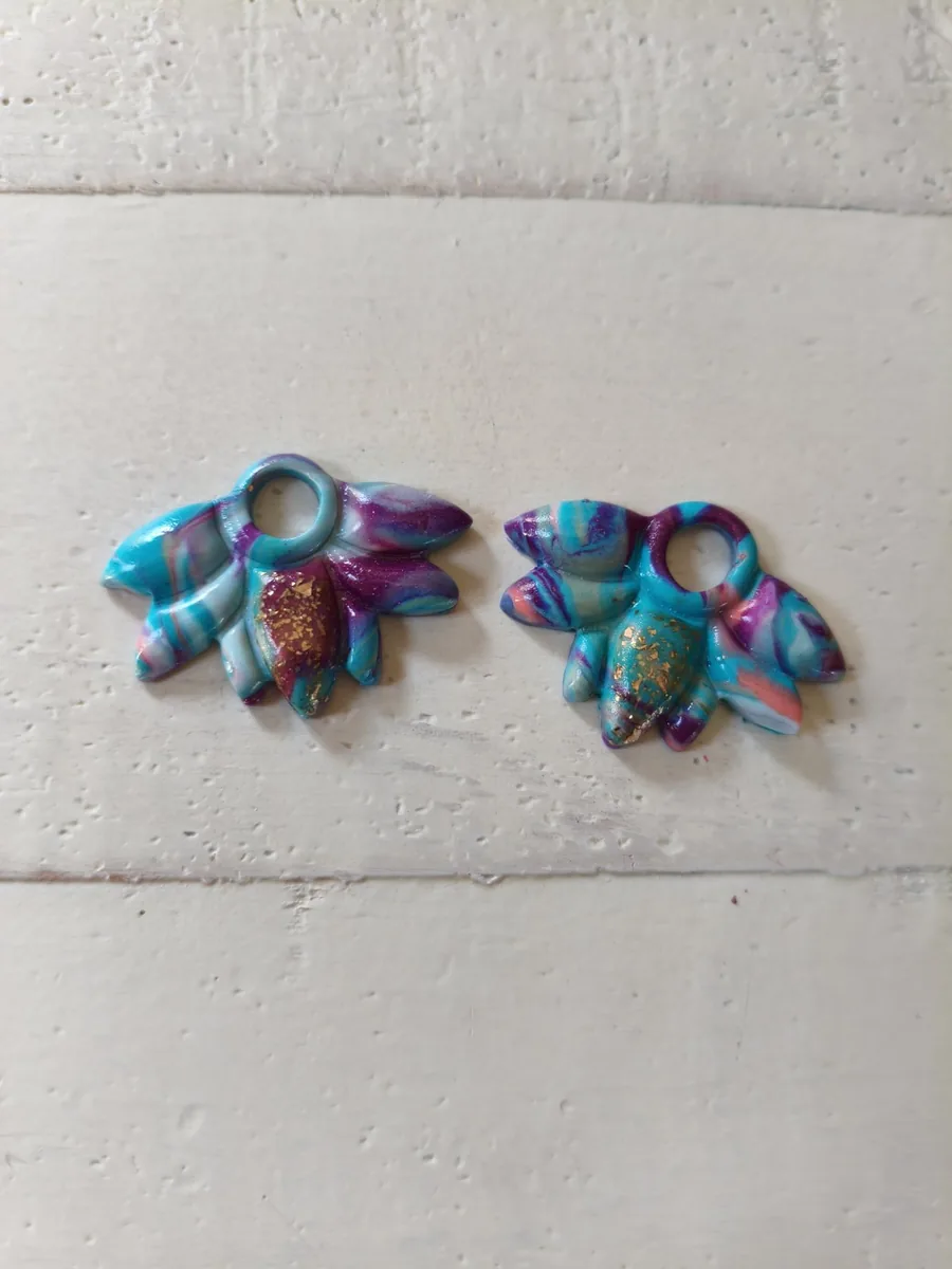 cigales d été – vue 2 – Turquoise,rose, violet, doré – Pâte polymère