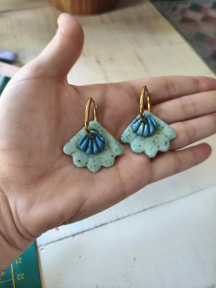 Boucle Laguna – vue 3 – Vert et bleu – Pâte polymère ,acier inoxydable