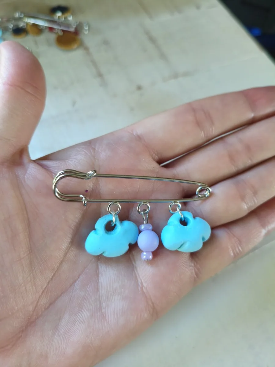 Broche nuage – vue 3 – Turquoise , violet – Pâte polymère ,acier inoxydable