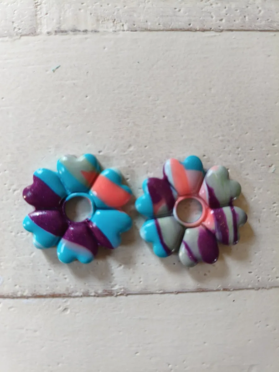 Cora – vue 2 – Turquoise,rose, violet, doré – Pâte polymère
