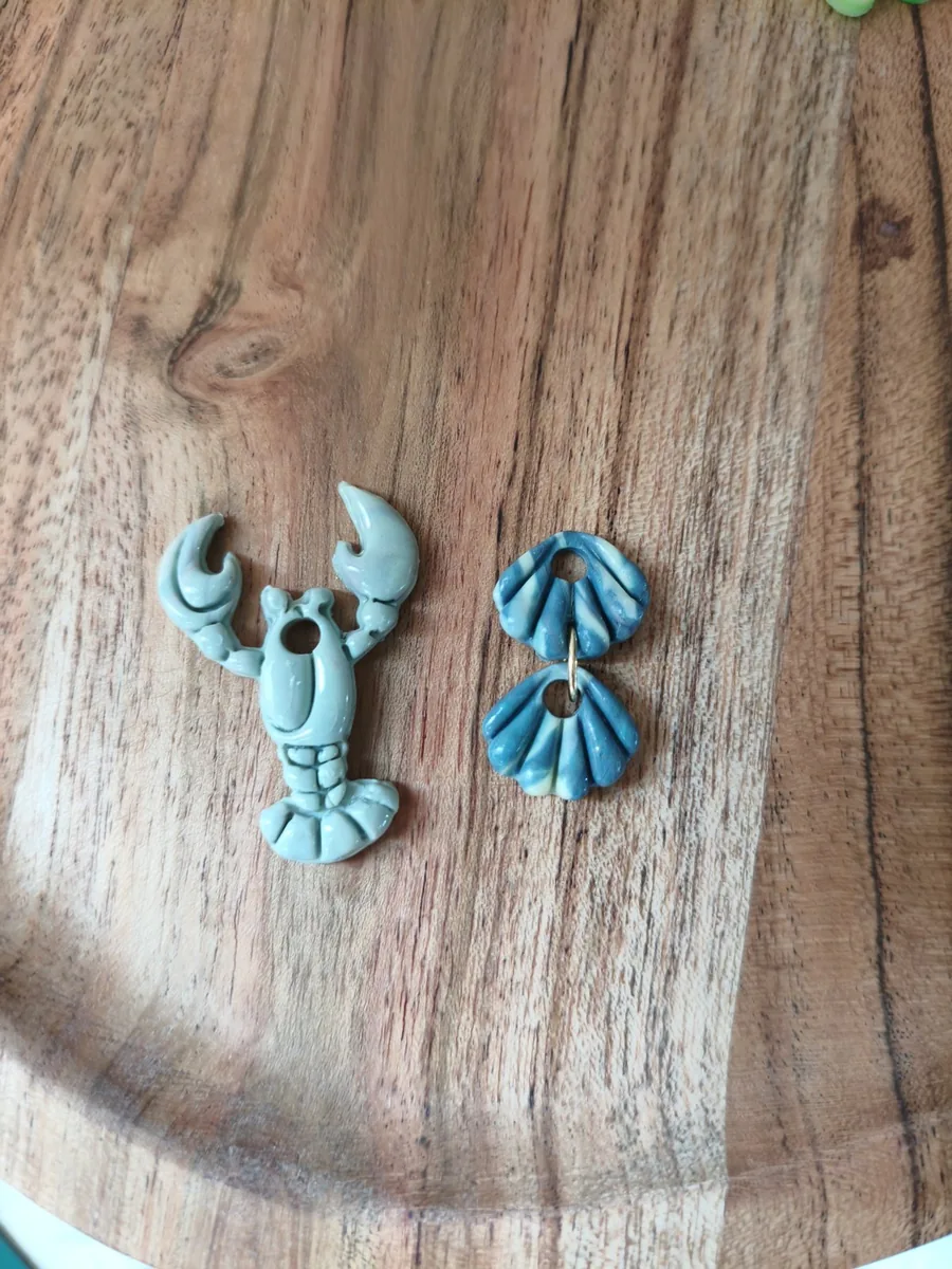 Boucle Homard et coquillages – vue 2 – Bleu crème – Pâte polymère ,acier inoxydable