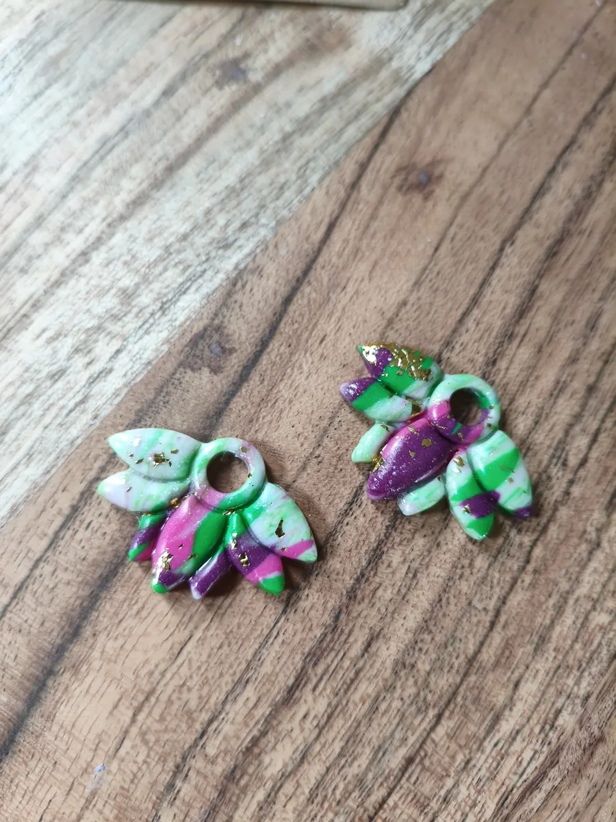Cigale Martinique – vue 2 – Blanc vert doré fushia – Pâte polymère