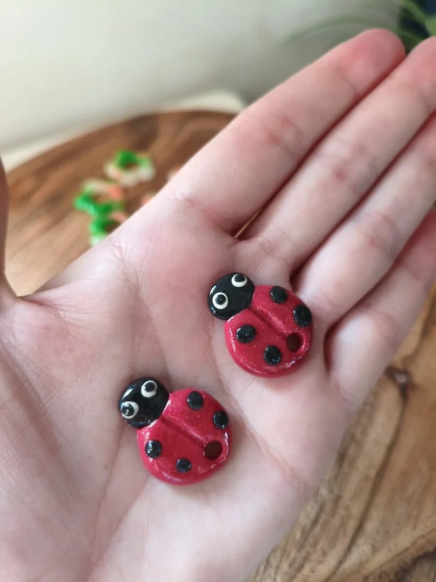 Jolie coccinelle – vue 3 – Rouge pailleté,noir et blanc – Pâte polymère