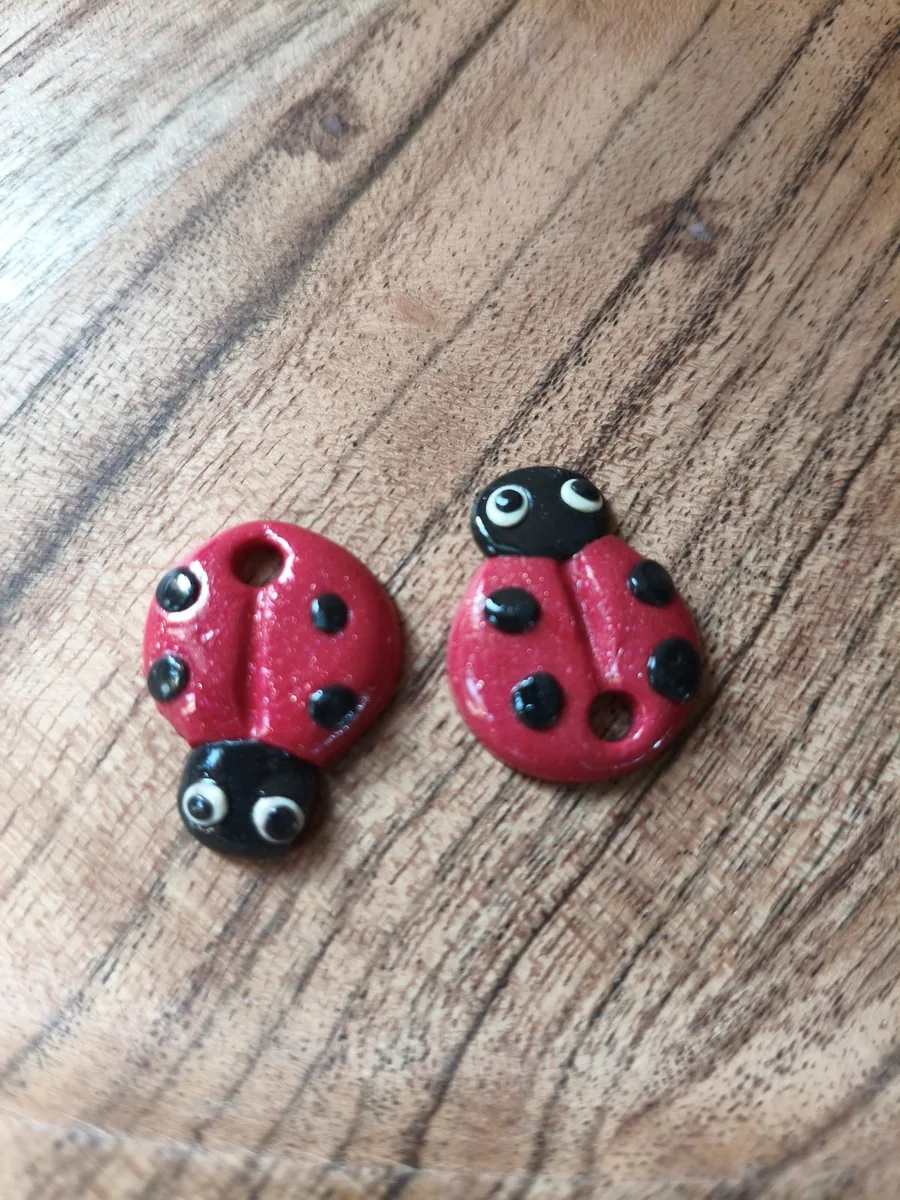 Jolie coccinelle – vue 2 – Rouge pailleté,noir et blanc – Pâte polymère