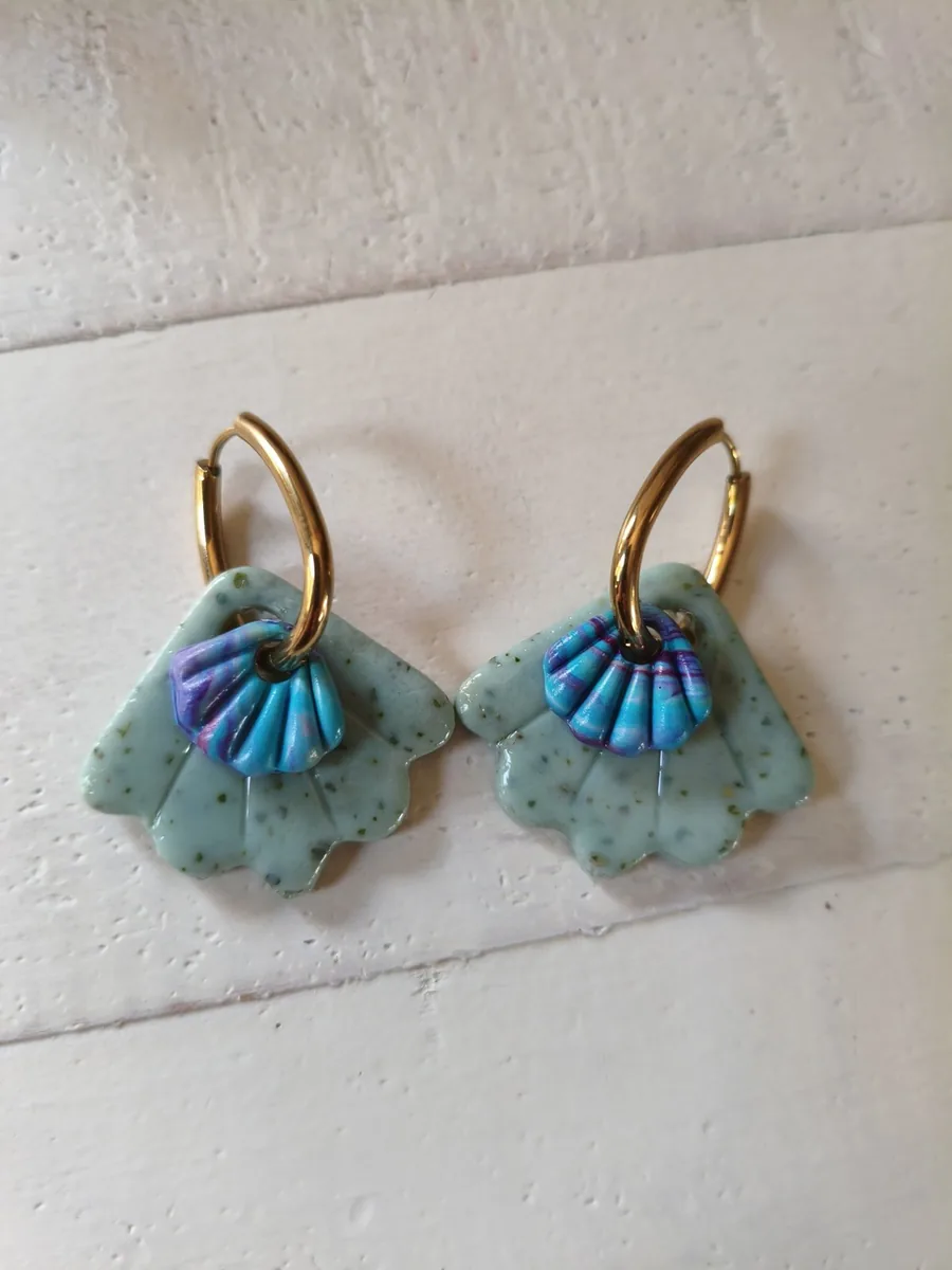 Boucle Laguna – vue 4 – Vert et bleu – Pâte polymère ,acier inoxydable