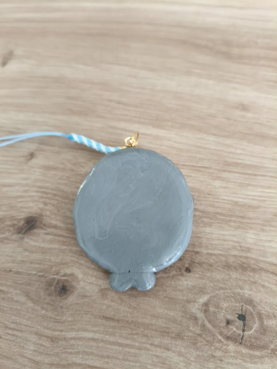 Worry stone, seal-vester Stallone – vue 3 – Gris – Pâte polymère, acier inoxydable ,paracorde