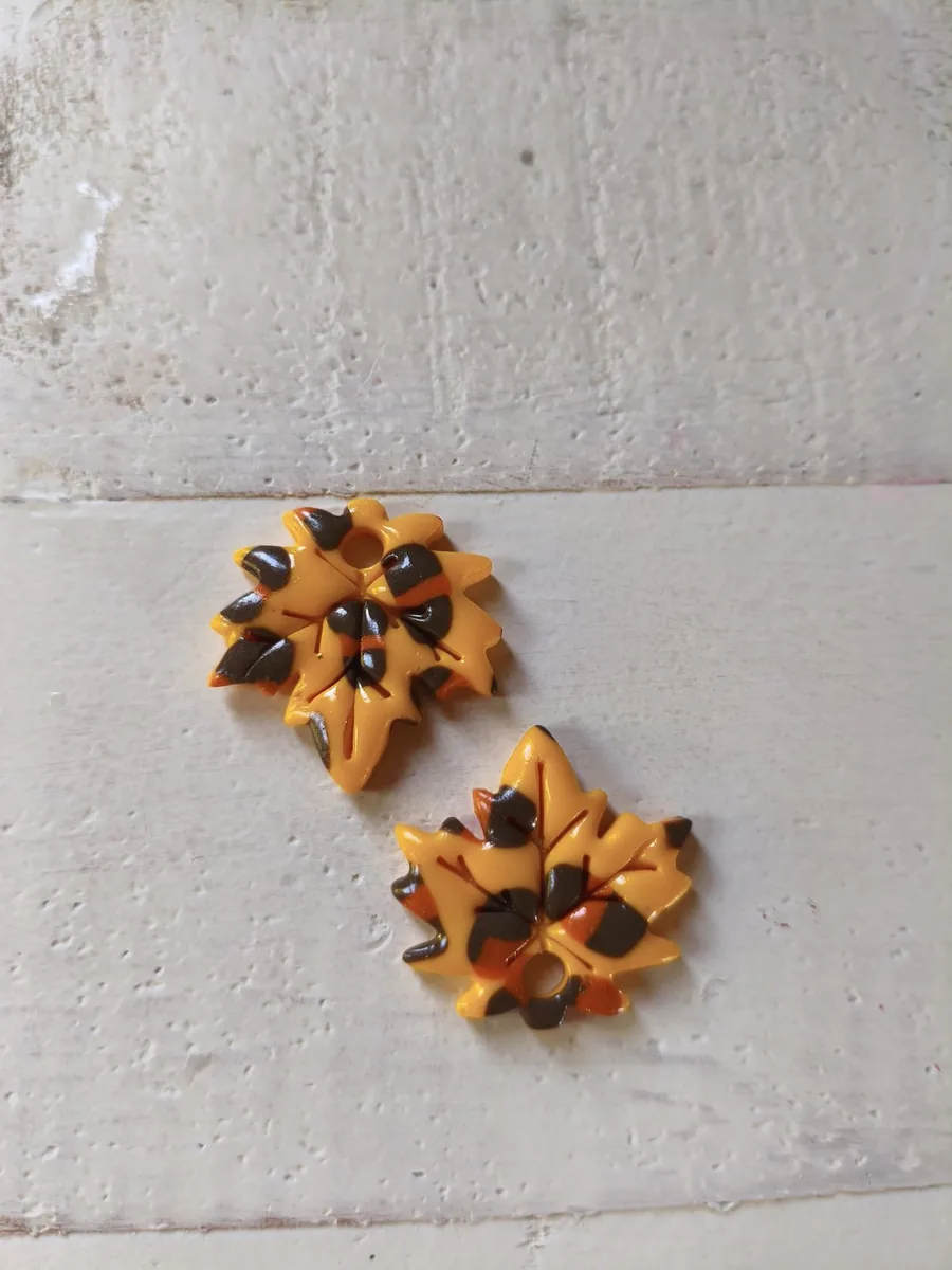 Feuilles savane – vue 3 – Jaune marron orange – Pâte polymère
