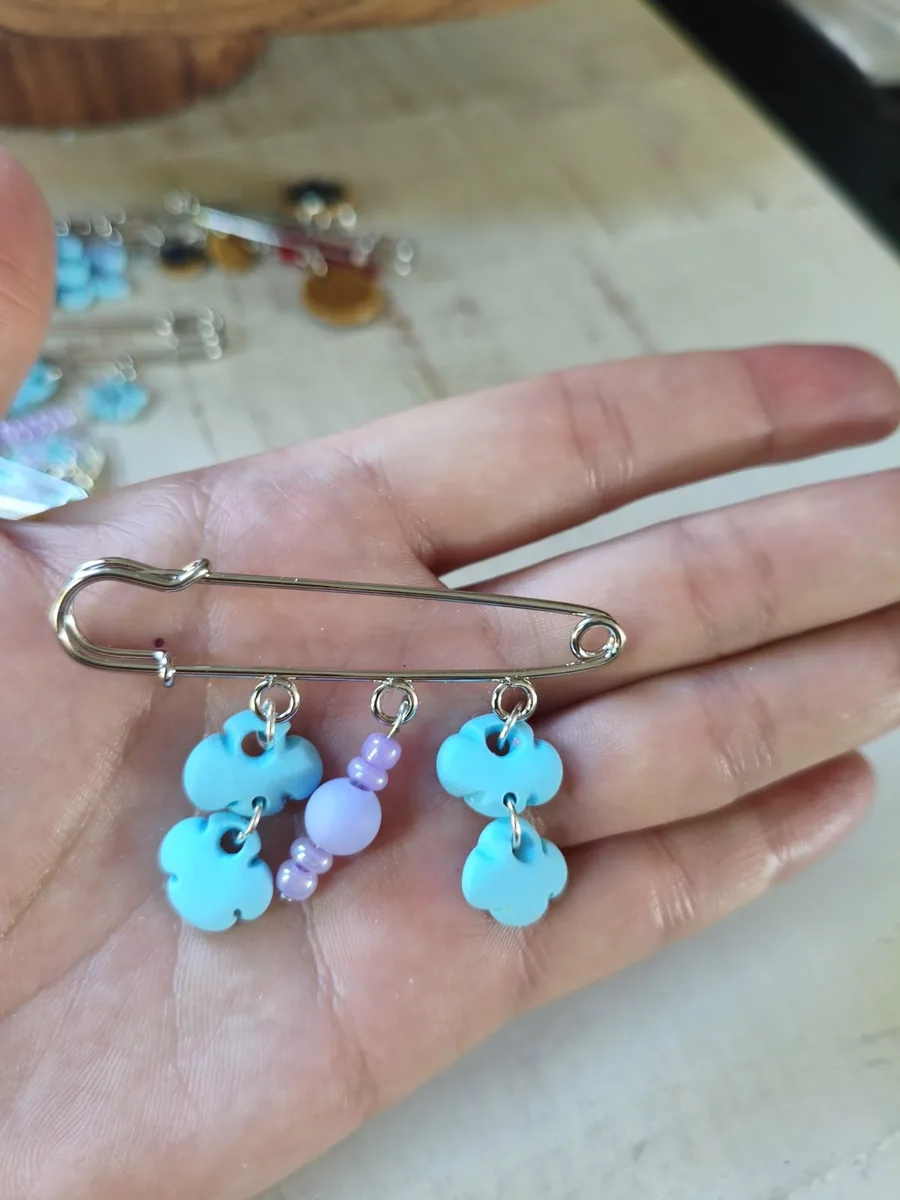 Broche double nuage – vue 3 – Turquoise,violet – Pâte polymère ,acier inoxydable