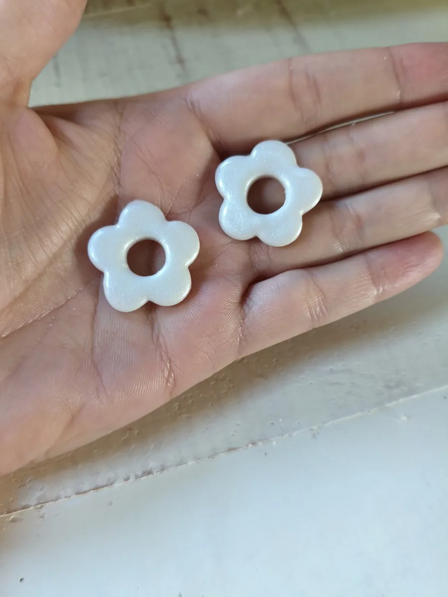 Mathilde nacrée – vue 2 – Blanc nacré – Pâte polymère