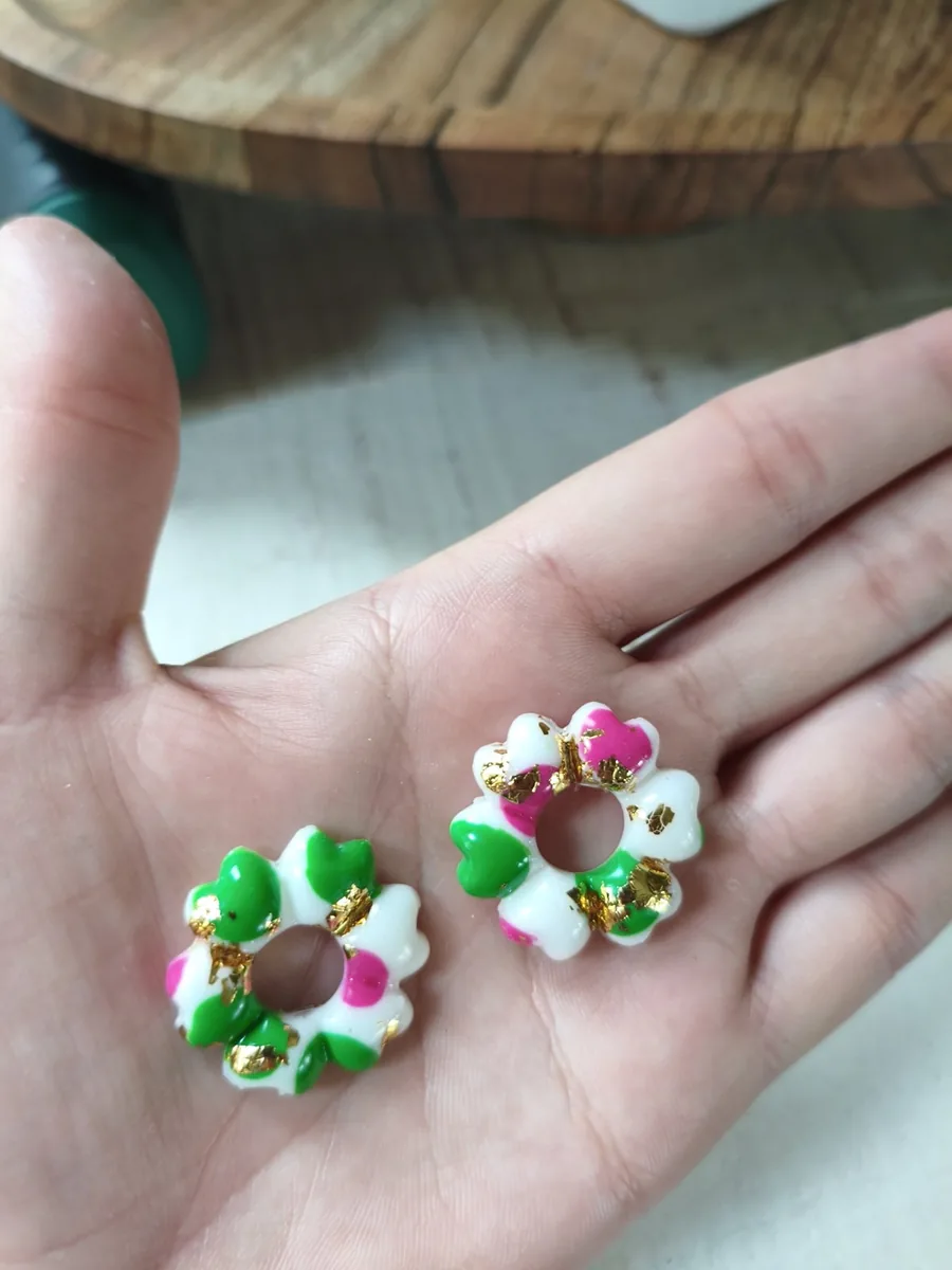 Cora Martinique – vue 3 – Blanc vert doré fushia – Pâte polymère